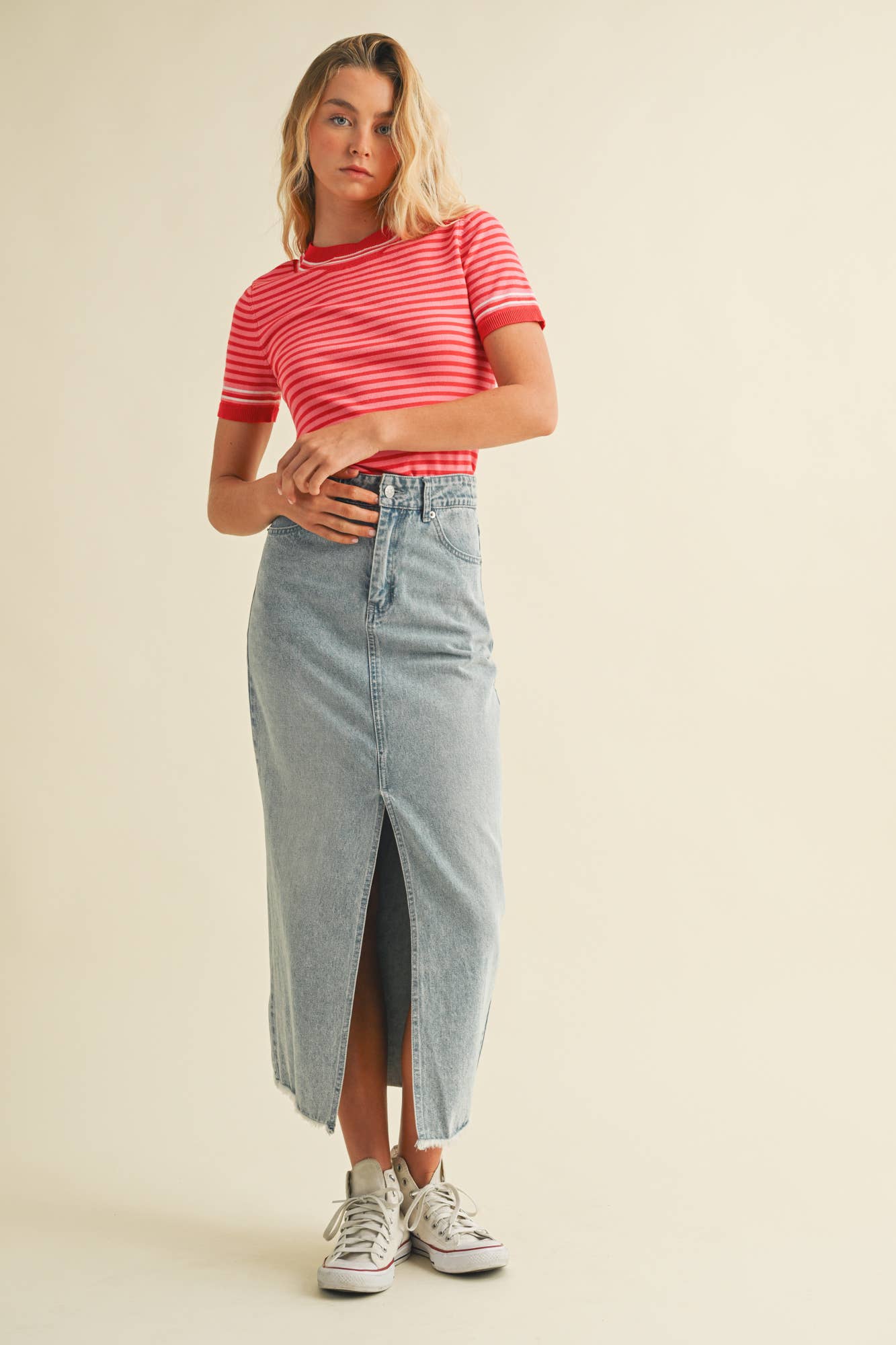 ROUND NECK STRIPED SWEATER TOP